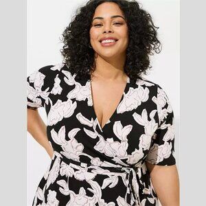 Torrid - Surplice Wrap Midi Dress in Sketched Floral, Deep Blackβββββ